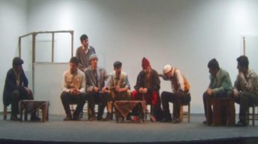 'sarıkiraz K&ouml;y&uuml; Ağası' K&uuml;tahya Cezaevi'nde De Sahnelendi