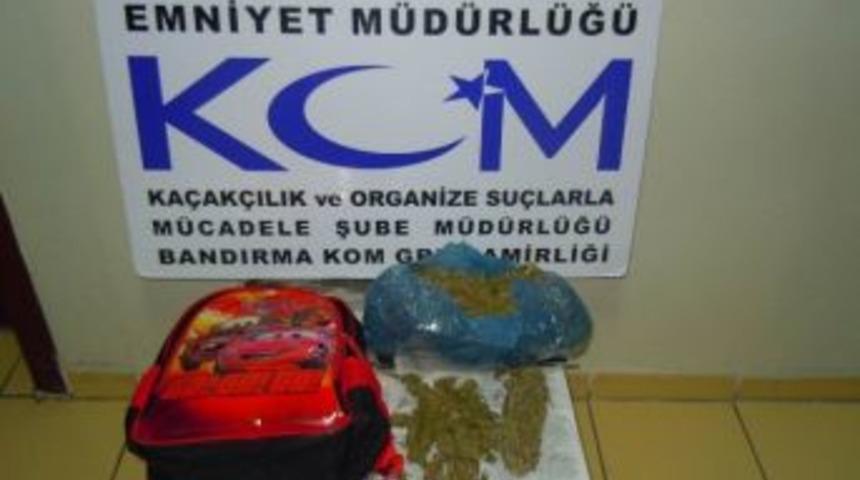 Okul &Ccedil;antasında Esrar Satışı