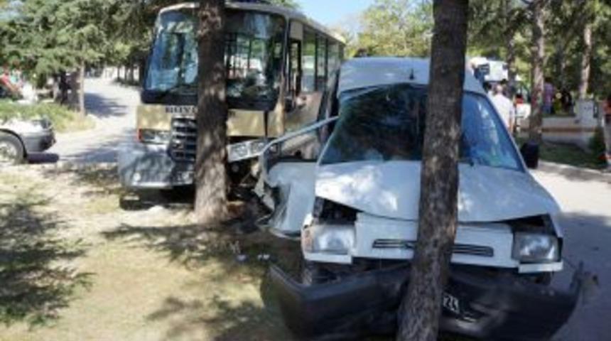 Mezarlık I&ccedil;inde Ara&ccedil;lar &Ccedil;arpıştı: 2'si Ağır, 5 Yaralı