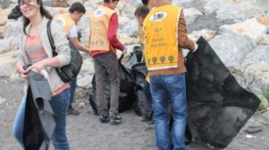 &Ouml;ğrenciler Kozlu Sahilini Temizledi