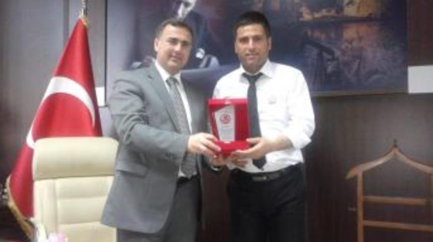 K&uuml;lt&uuml;r M&uuml;d&uuml;r&uuml; Başaran'dan Dicle'ye Plaket