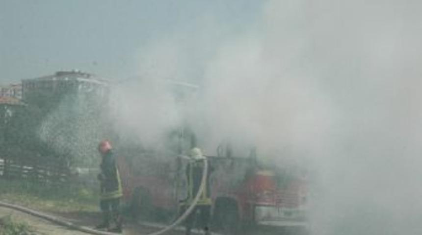 Park Halindeki Minib&uuml;s Yandı