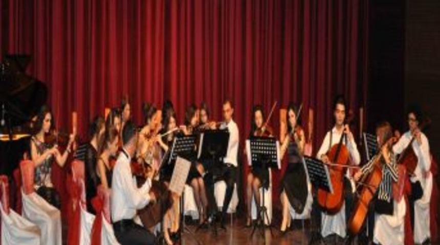 Uşak'ta Akademik Oda Orkestrası Konser Verdi