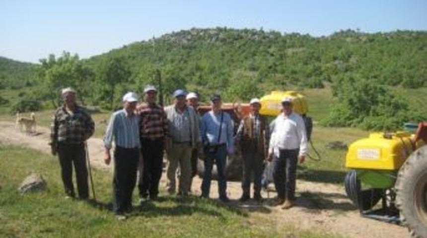 Akhisar&rsquo;ın Yaykın K&ouml;y&uuml;nde &Ccedil;ekirge M&uuml;cadelesi Yapılıyor