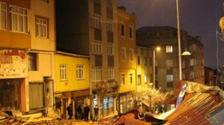 Bor'da Fırtına Sonucu Binaların &Ccedil;atıları U&ccedil;tu