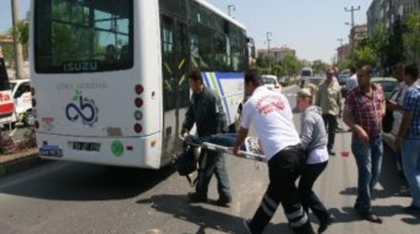 &Ouml;n&uuml;ndeki Aracı Son Anda Fark Edince Kaza Yaptı: 1 Yaralı