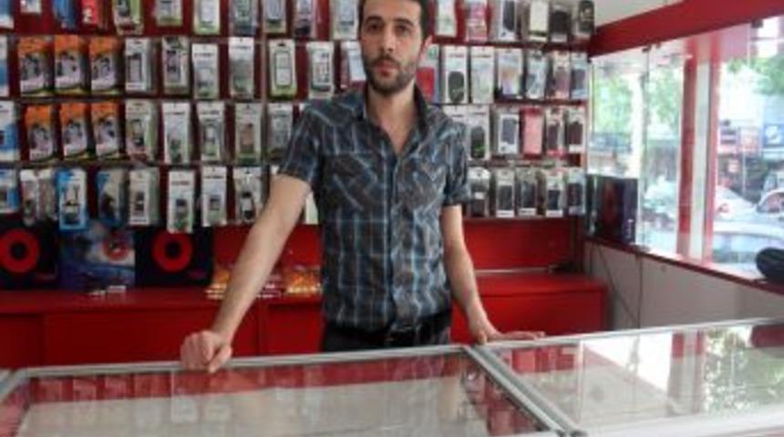 &Ccedil;alıştığı Iş Yerini Soydu; G&uuml;venlik Kameralarına Yakalandı