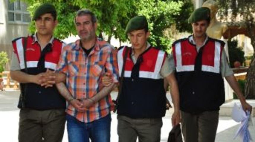 Firari Şahıs Bir Kişiyi Bıçaklayınca Yakalandı