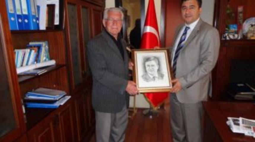 Kaymakama karakalem resmini hediye etti