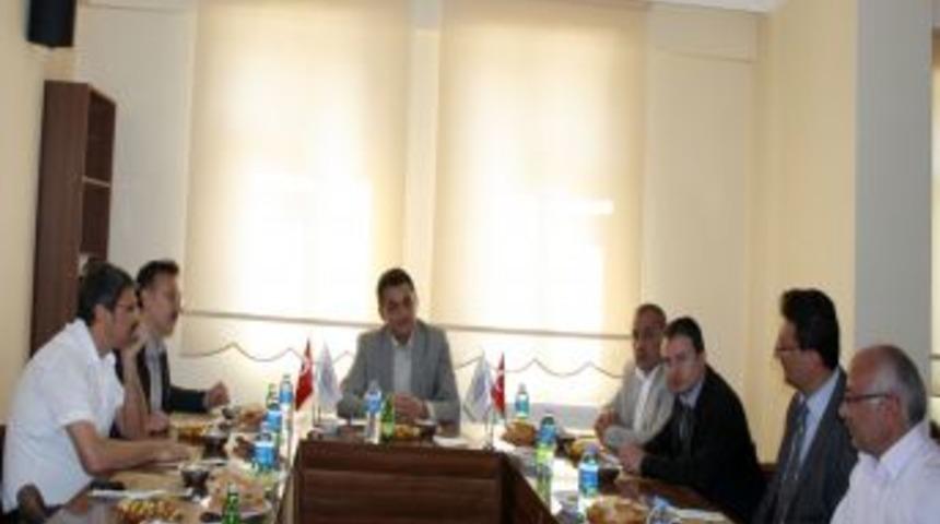 İSKİAD Bilgilendirme Toplantısına Belediye Başkanı Sezer De Katıldı