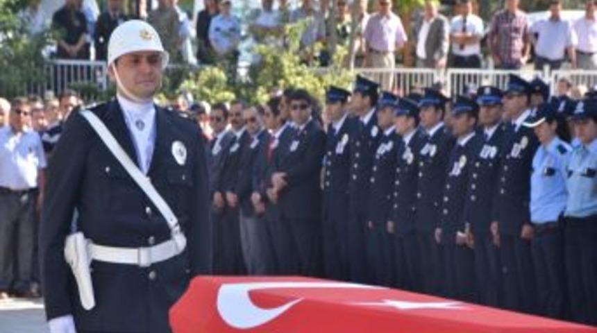 Şehit Polisin Cenazesi Memleketine G&ouml;zyaşlarıyla Uğurlandı