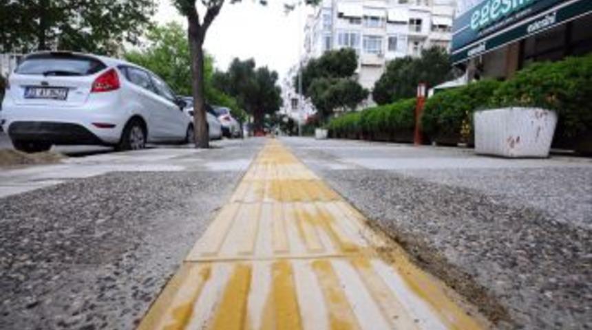 İzmir'de G&ouml;rme Engelliler I&ccedil;in 4 Kilometrelik Kaldırım Yapıldı