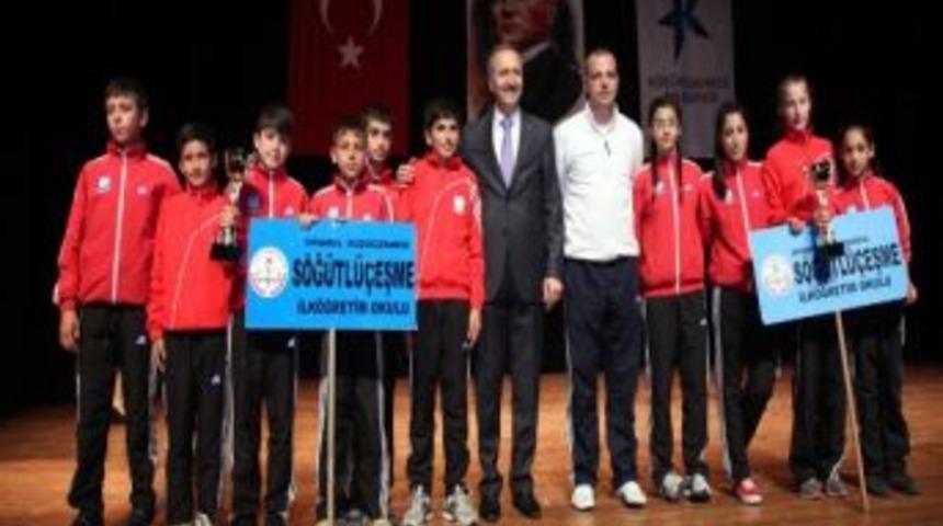 K&uuml;&ccedil;&uuml;k&ccedil;ekmece'de Gen&ccedil; Sporculara &Ouml;d&uuml;l