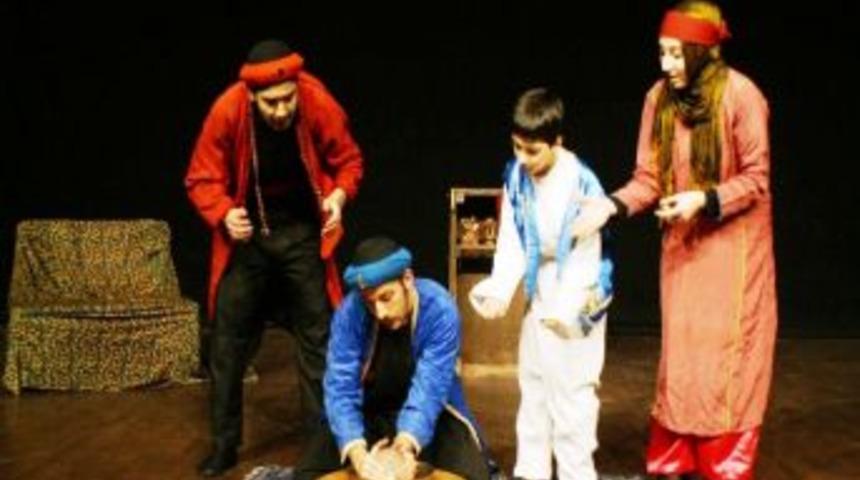 'Onu Beklerken' Tiyatro Oyunu Arhavi'de Sahnelendi