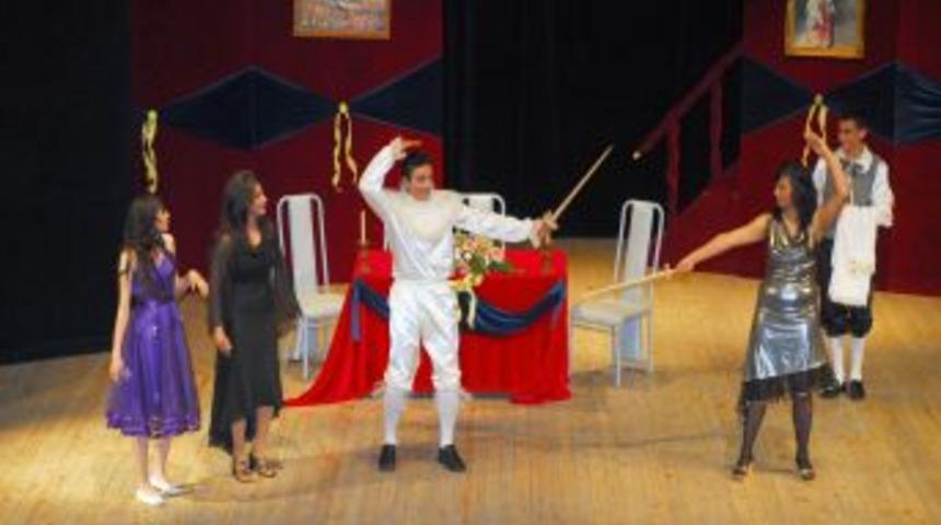 Tiyatro Festivalinde Perde A&ccedil;ılıyor