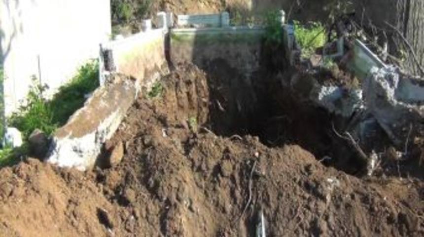 Altı Kişinin Kemikleri Bir Tabuta Konuldu, Mahalleli Tepki G&ouml;sterdi