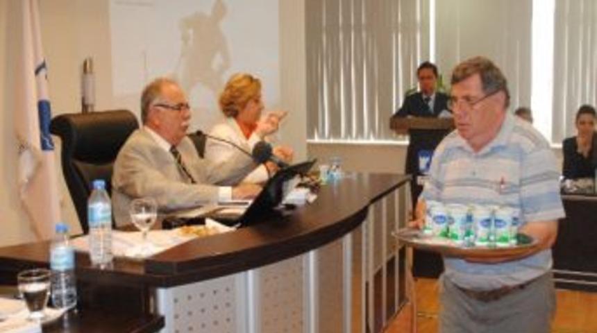 Chp'li Belediye Başkanı Meclis &Uuml;yelerine Ayran Dağıttı