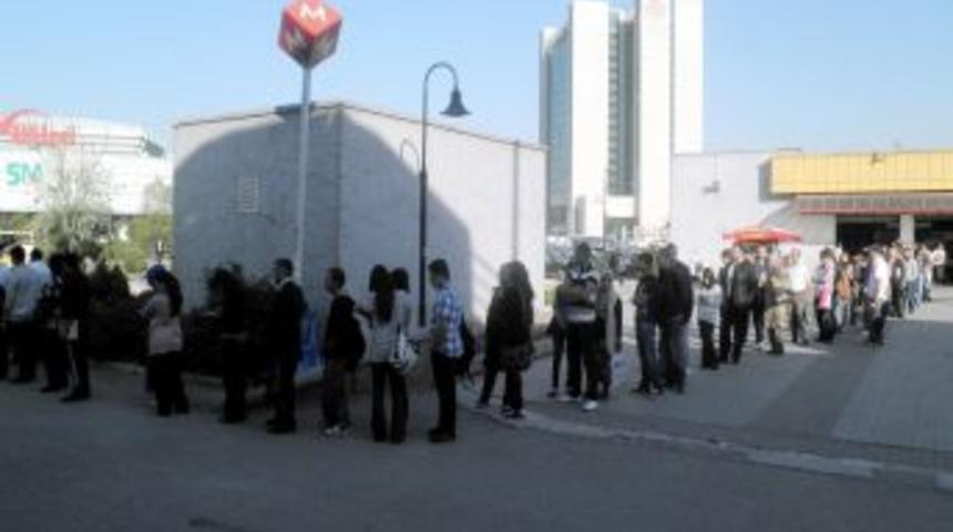 Otob&uuml;s Yolcu Kuyruğu Metroya Uzandı