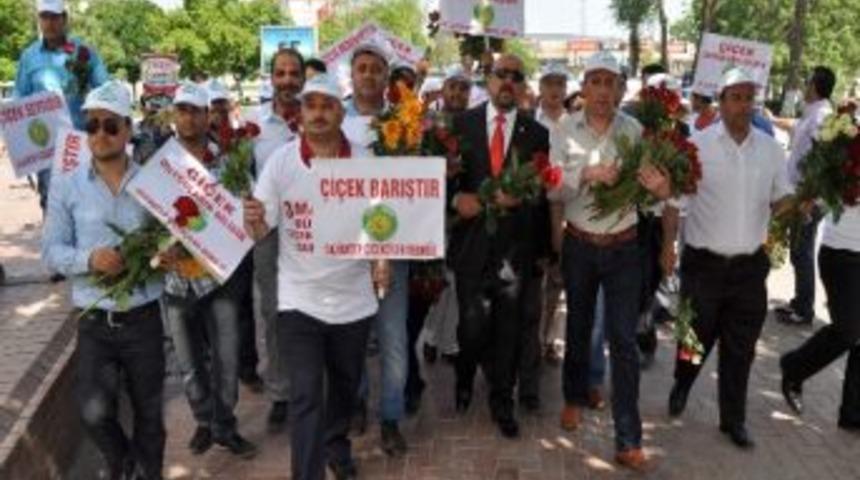 &Ccedil;i&ccedil;ek&ccedil;iler &Ouml;zel G&uuml;nlerini Vatandaşlarla Kutladı