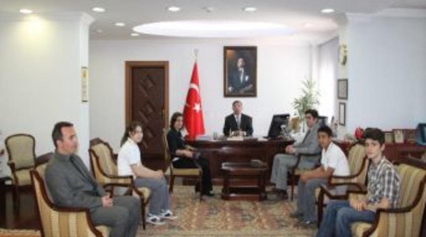 İsmetpaşa Ortaokulu &Ouml;ğrencileri Vali Yılmaz İle R&ouml;portaj Yaptı