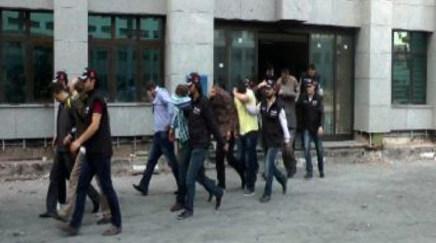 Fuhuş &ccedil;etesine operasyon: 18 g&ouml;zaltı