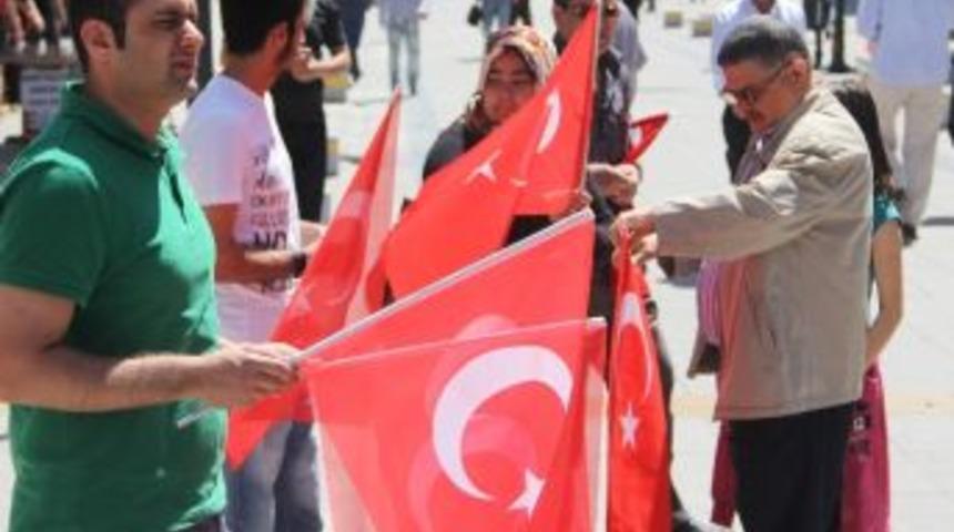 Aleperen Ocaklarından Vatandaşa &Uuml;cretsiz T&uuml;rk Bayrağı