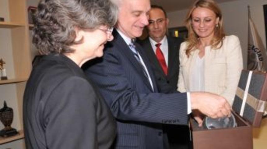 ABD B&uuml;y&uuml;kel&ccedil;isi Ricciardone: İzmir Sanayi Ve Ticaretiyle Olduk&ccedil;a G&uuml;&ccedil;l&uuml; Bir Şehir