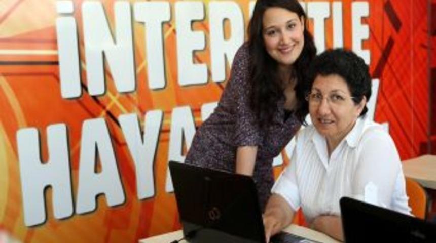 Gupse &Ouml;zay, 'İnternetle Hayat Kolay' Kursiyerlerinin Eğitimine Katıldı