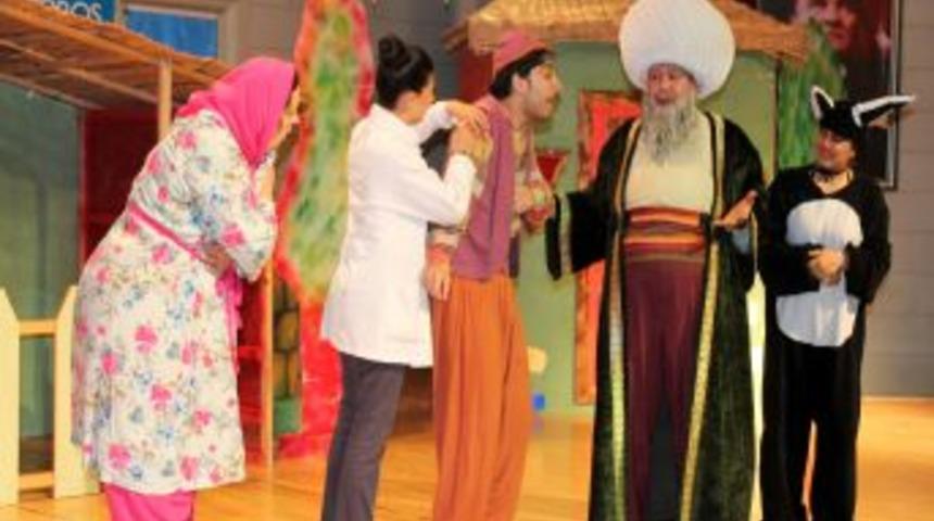 &Ouml;ğrenciler Tiyatro G&ouml;sterisi Ile Aşının Acıtmadığını &Ouml;ğrenip Isteyerek Aşı Oldu