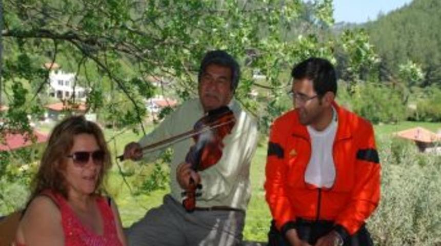 Keman Eşliğinde K&ouml;y Kahvaltısı