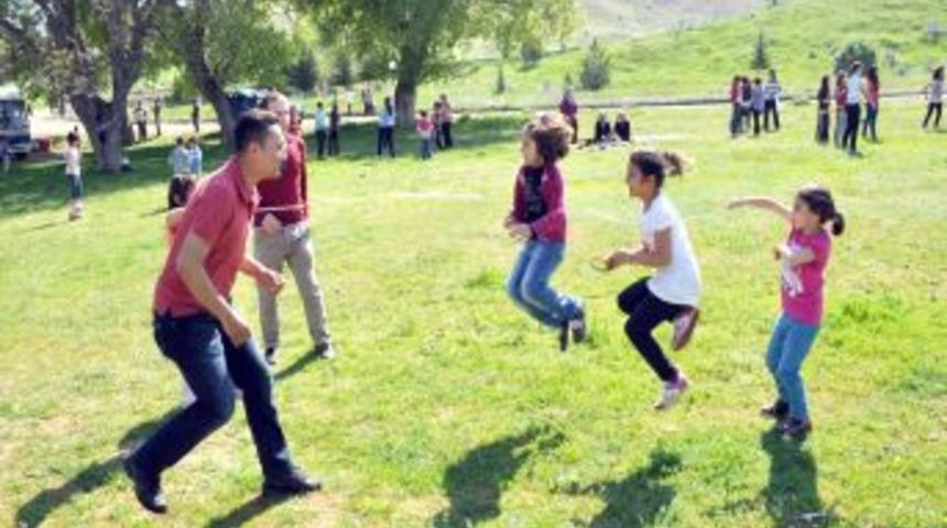 Yurtta Kalan &Ccedil;ocuklar I&ccedil;in, Şenlik D&uuml;zenlendi