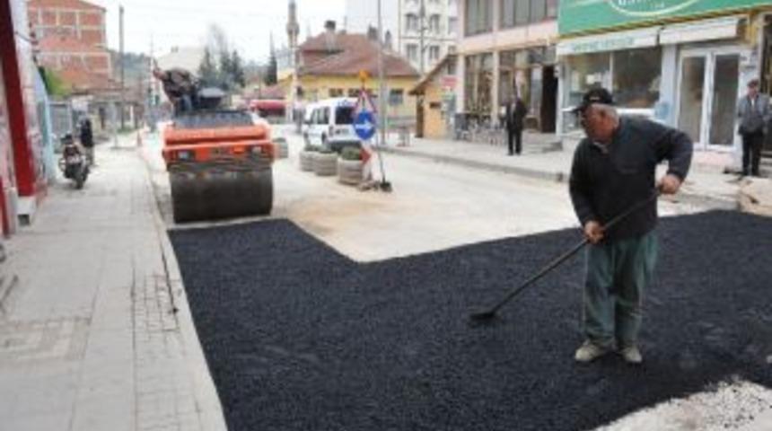 Boz&uuml;y&uuml;k'te Asfaltlama &Ccedil;alışmaları