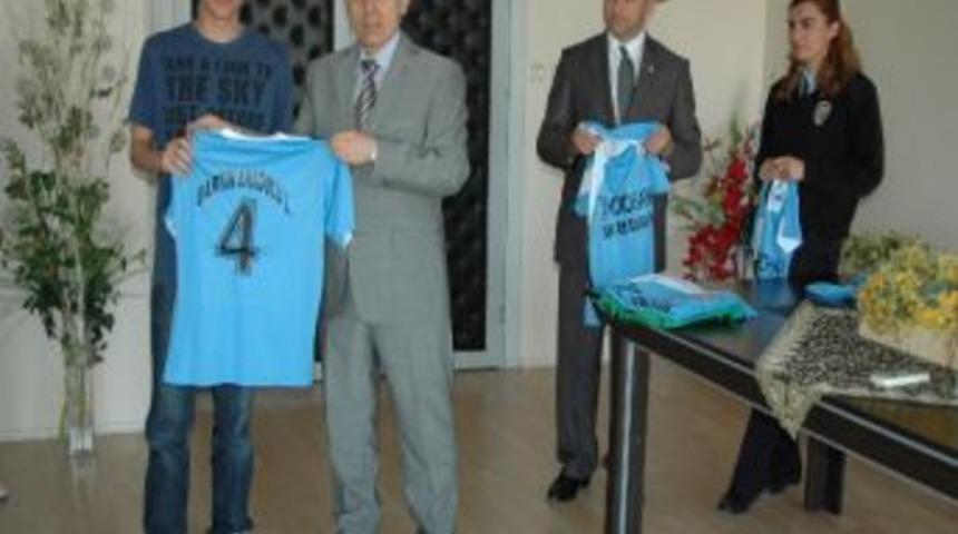 Altınok &Ouml;ğrencileri Forma İle &Ouml;d&uuml;llendirdi