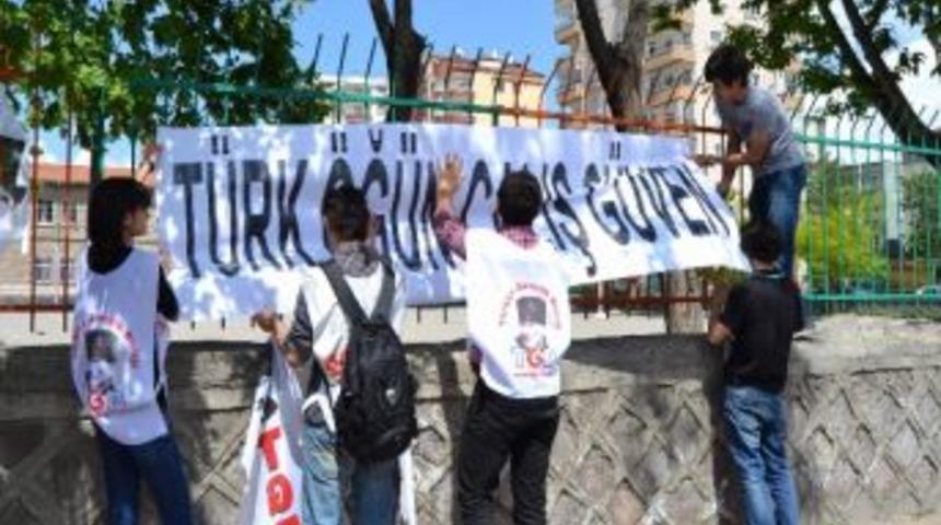 Tgb &Uuml;yeleri &lsquo;t&uuml;rk, &Ouml;ğ&uuml;n! &Ccedil;alış! G&uuml;ven!' Yazısının Kaldırılmasına Tepki G&ouml;sterdi