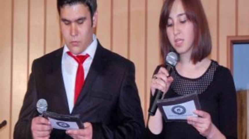 Liselilerin Şiir Ve M&uuml;zik Dinletisi Hayran Bıraktı