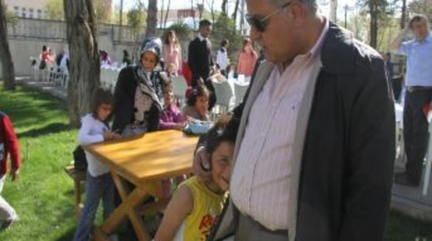 Ağrı Valisi Dr. Mehmet Tekinarslan, Sevgi Evlerindeki &Ccedil;ocukları Konağı'nda Ağırladı