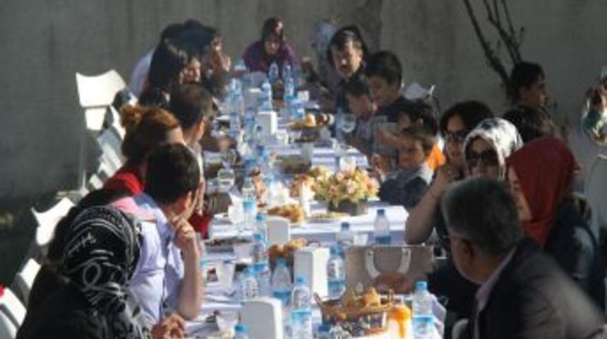 Vali Tekinarslan, Sevgi Evleri&rsquo;ndeki &Ccedil;ocukları Konağında Ağırladı