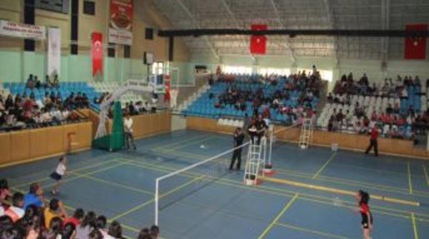 K&uuml;&ccedil;&uuml;kler Kız-Erkek T&uuml;rkiye Badminton Şampiyonası Erzincan'da Başladı
