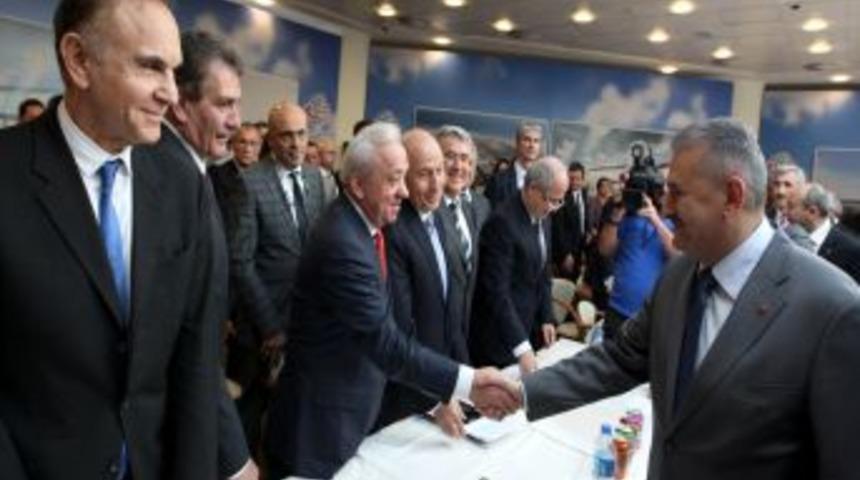 Nihat &Ouml;zdemir: 3. Havalimanı I&ccedil;in Kazmayı Bir Yıl I&ccedil;inde Vuracağız