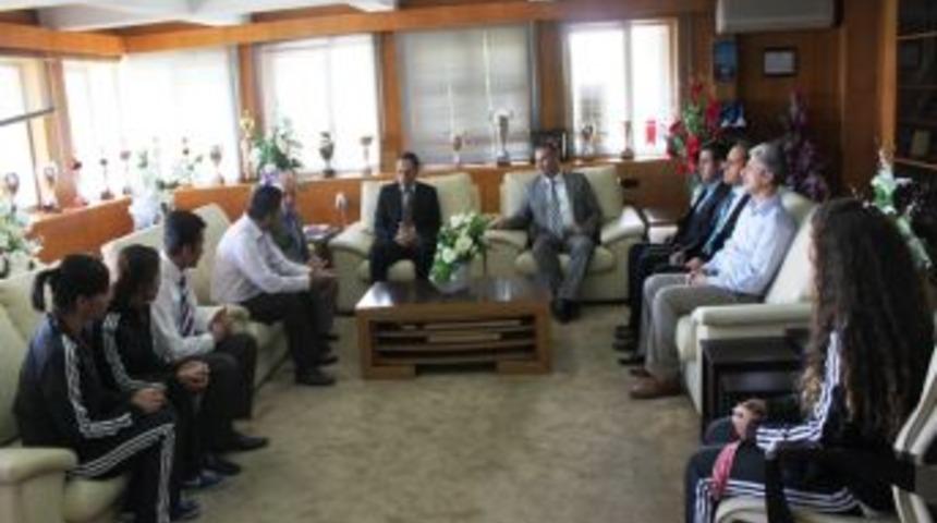 Fırat &Uuml;niversitesi 2.&rsquo;lik Kupasını Rekt&ouml;re Takdim Etti