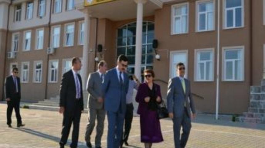 Eğitim G&ouml;n&uuml;ll&uuml;s&uuml;nden Altınoluk&rsquo;a İlkokul