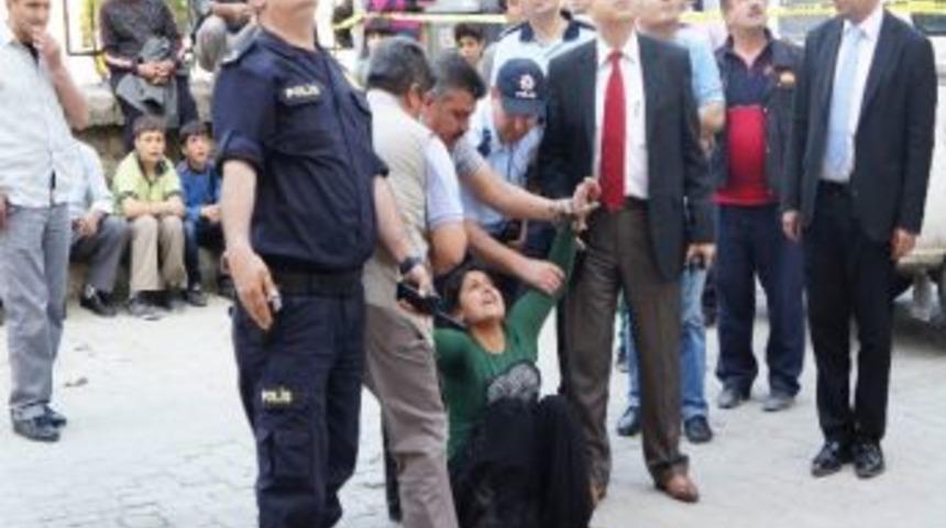 Koruma Kararı Bulunan Eşi İle G&ouml;r&uuml;şemeyince &Ccedil;atıya &Ccedil;ıktı