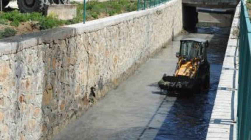 Boz&uuml;y&uuml;k'te Kanalboyu Temizlendi