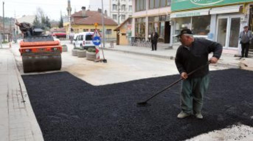Boz&uuml;y&uuml;k'te Asfaltlama &Ccedil;alışması S&uuml;r&uuml;yor