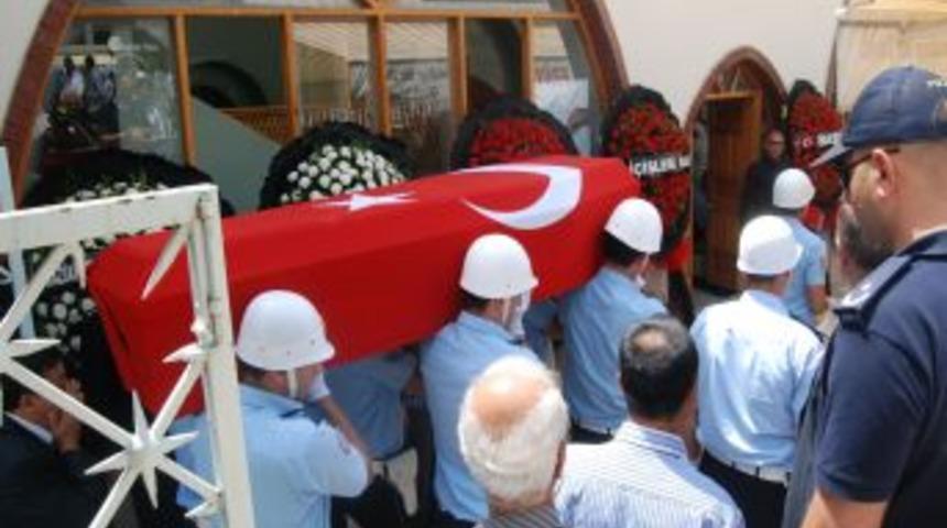 Şehit Polis Defnedildi, G&ouml;ky&uuml;z&uuml;ne G&uuml;vercinler Bırakıldı