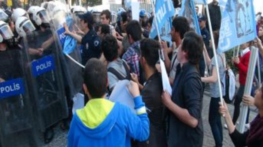 İstanbul Valiliği &Ouml;n&uuml;nde 'Dilan' Arbedesi