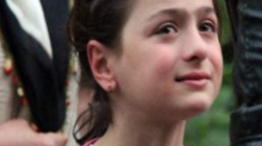 Anneleri g&ouml;zleri &ouml;n&uuml;nde &ouml;ld&uuml;