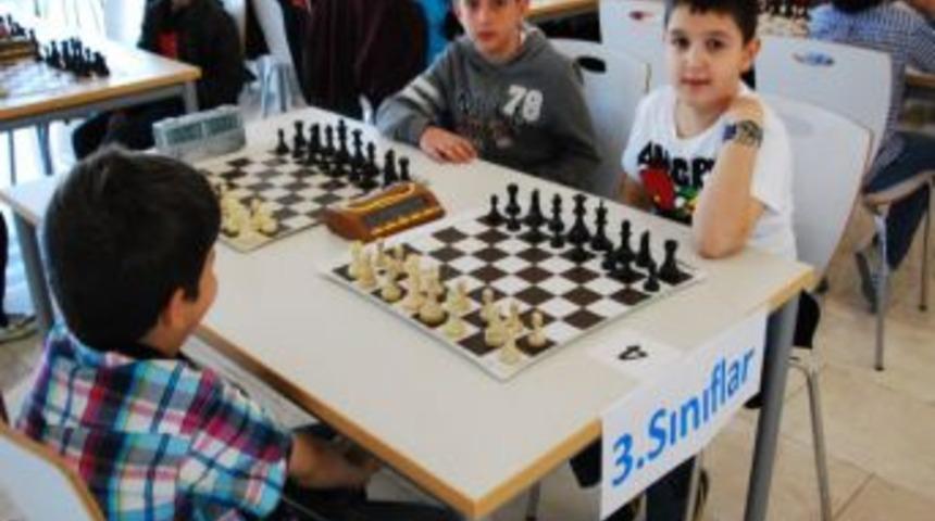 Samanyolu Yusuf Tanık Koleji Madalyaları Topladı