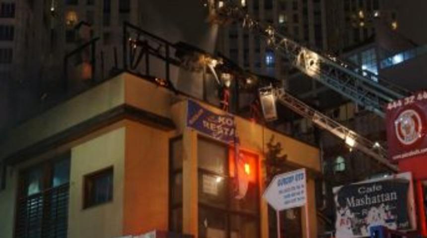 1 Ay &Ouml;nce Aldığı Iş Yerinin Yanışını G&ouml;z Yaşları I&ccedil;inde Izledi