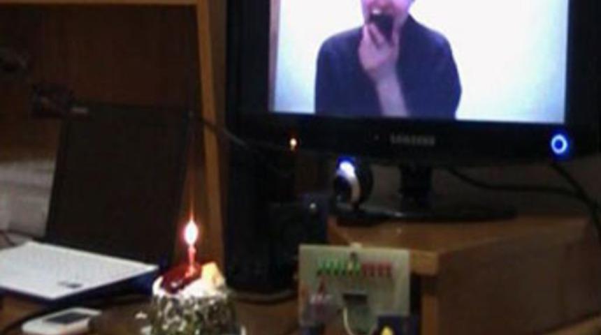 Telefondan pastadaki mumu s&ouml;nd&uuml;rtt&uuml;